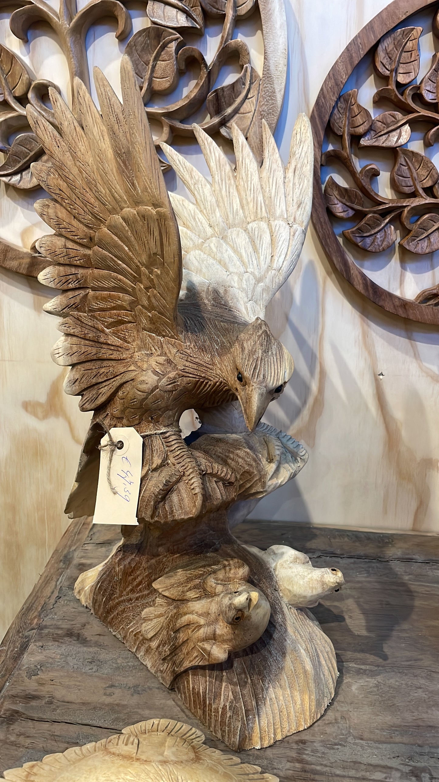 Adelaar met baby's suar wood 40cm