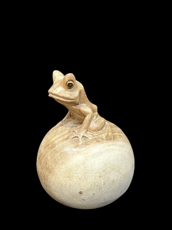 Kikker op bol 10cm