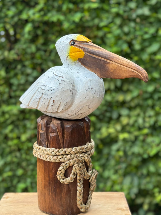 Pelikaan zittend op paal